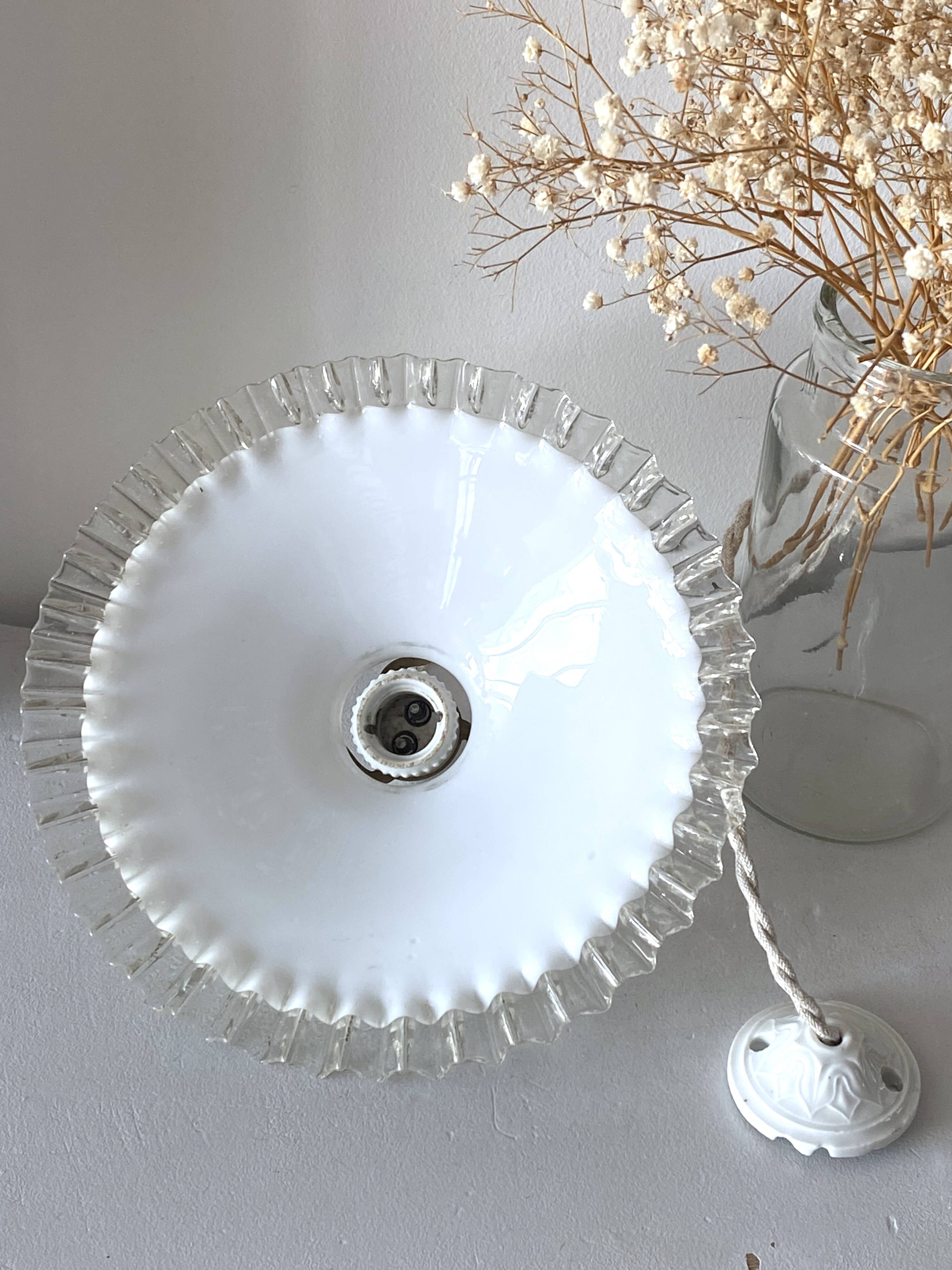 Suspension in white opaline