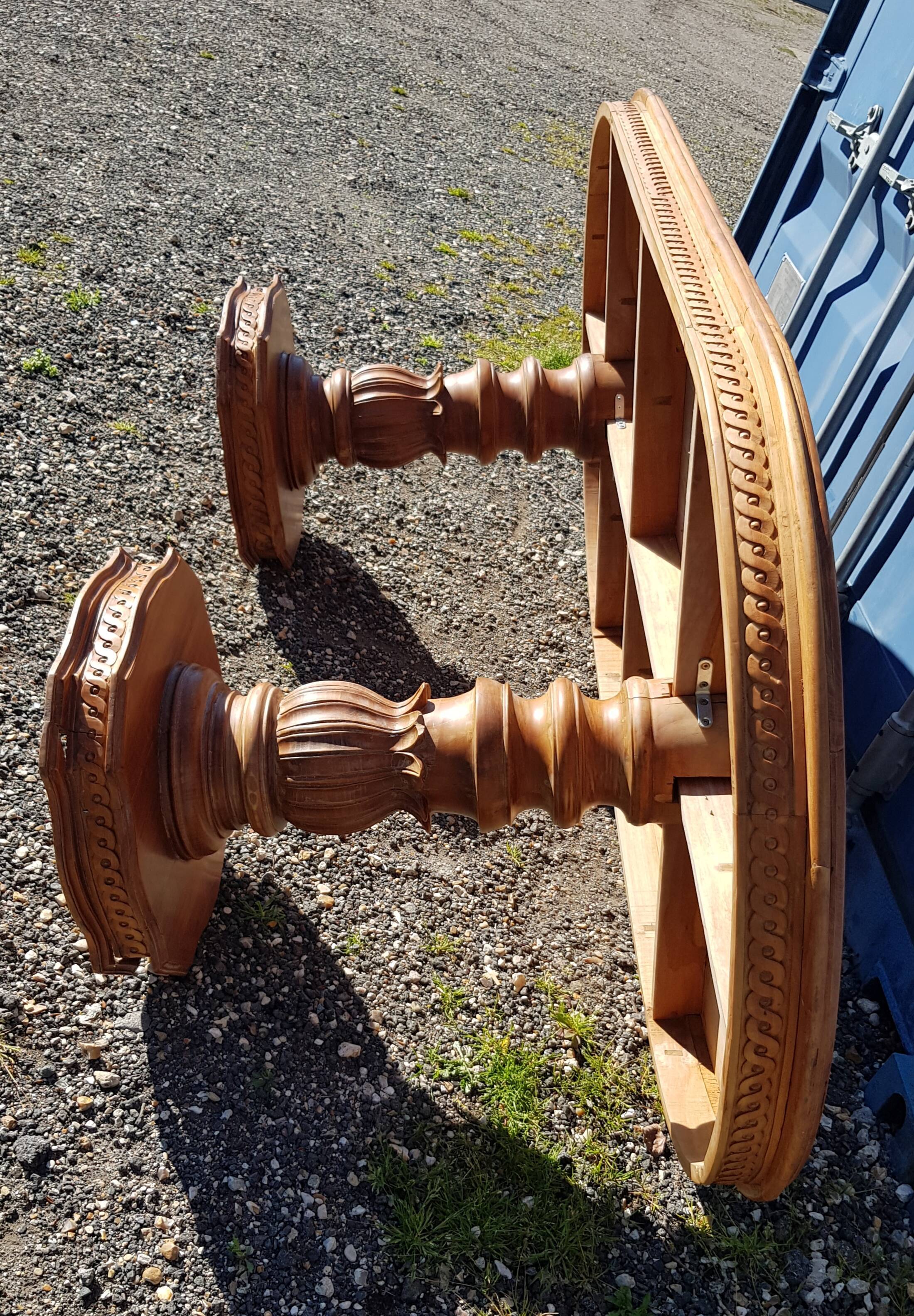 Oval dining table in solid teak