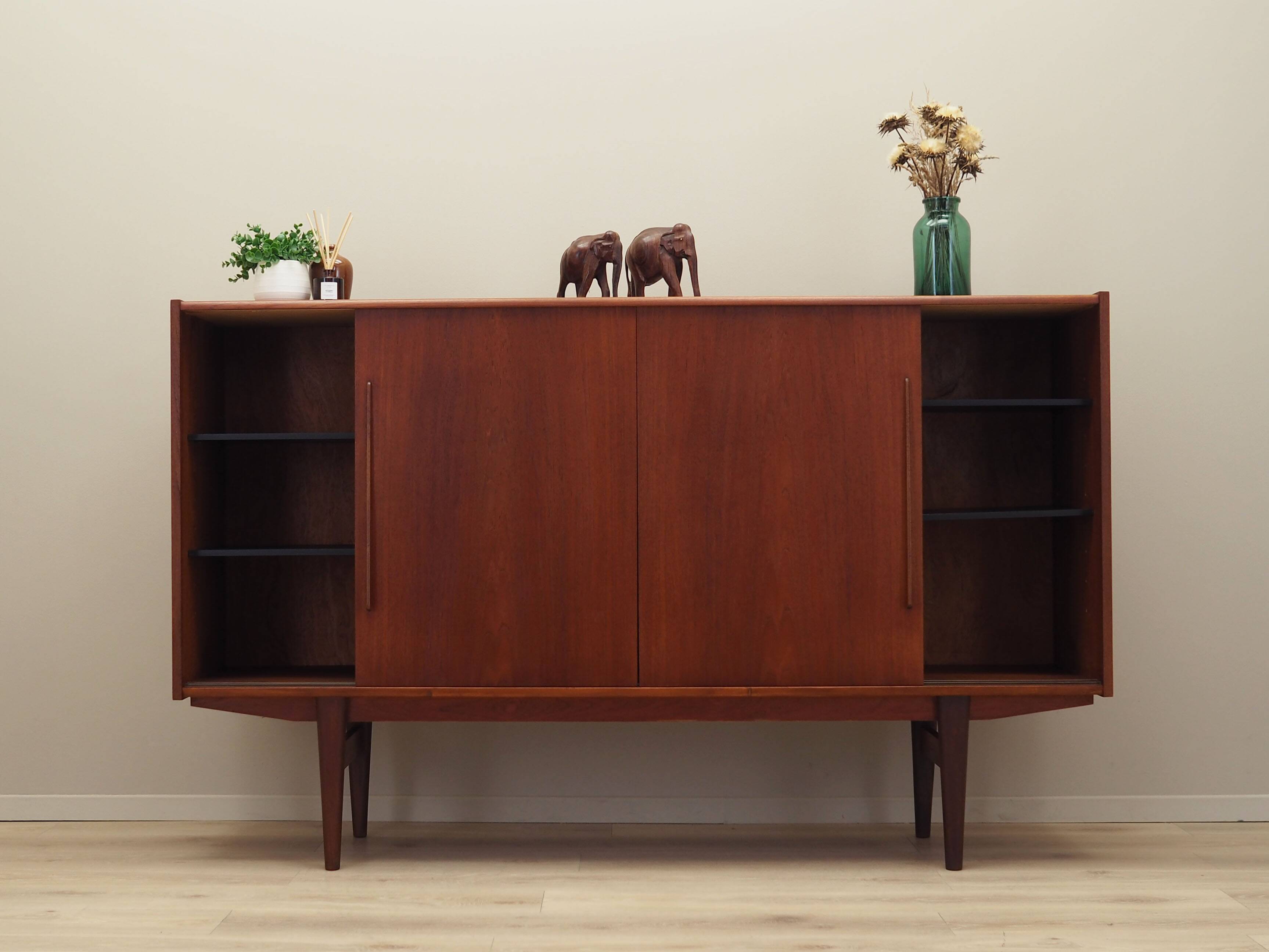 Buffet haut en teck, design danois, années 1960, production : Danemark