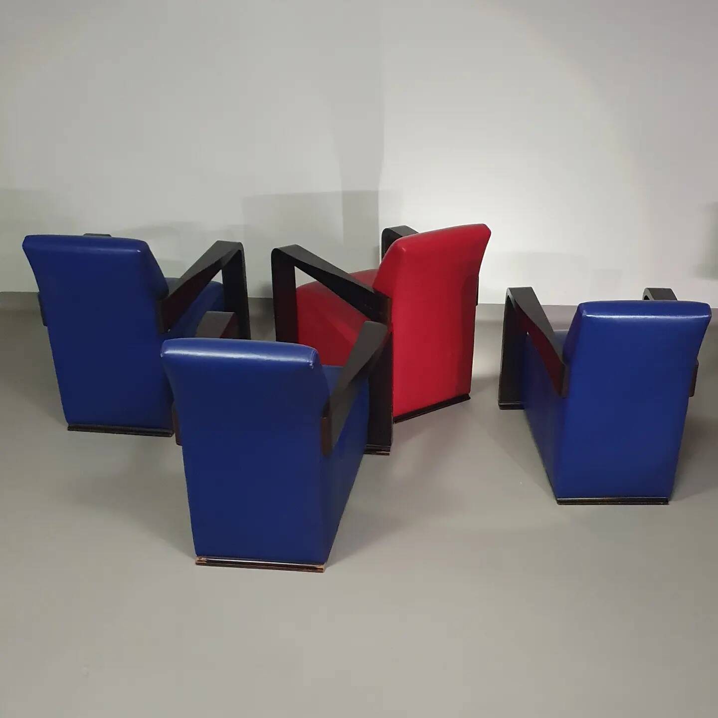 4 x Vintage Ying lounge chairs / fauteuils van Hugues Chevalier,'90. 3 x blue / 1 x red leather
