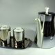 Cafetière avec couvercle chauffant isolé en métal en ensemble avec pot à lait et sucrier, Vintage