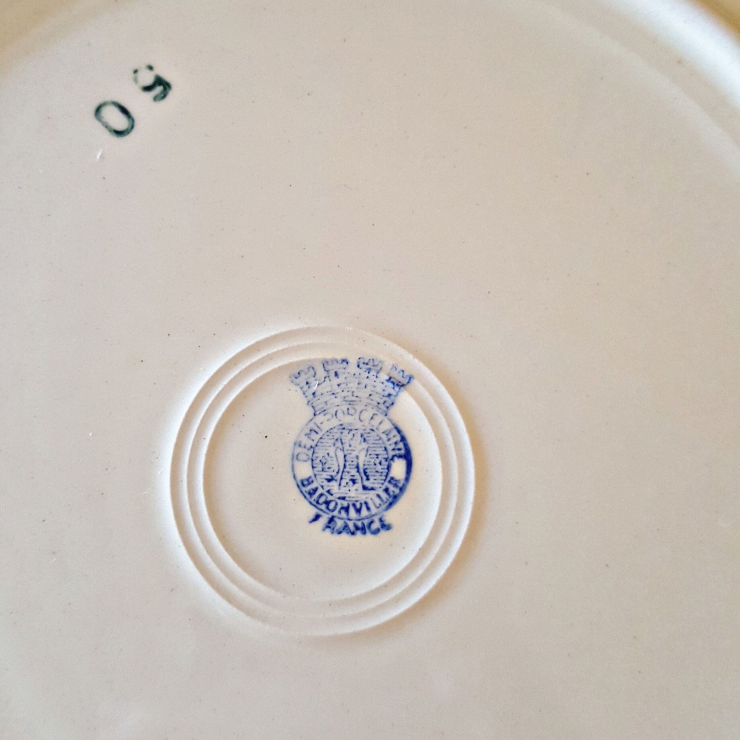 5 flat plates (floral pattern) mismatched: Badonviller (2+2) and a K&G Lunéville model Chantal