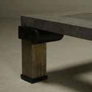 Grande table basse en pierre tessellée et en laiton Maitland-Smith des années 1980.