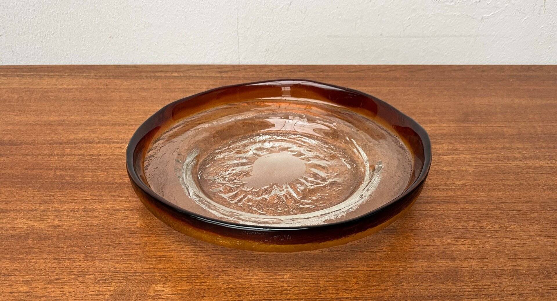 Modern mid-century glass bowl by Pertti Santalahti for Humppila, Finland, 1960s.