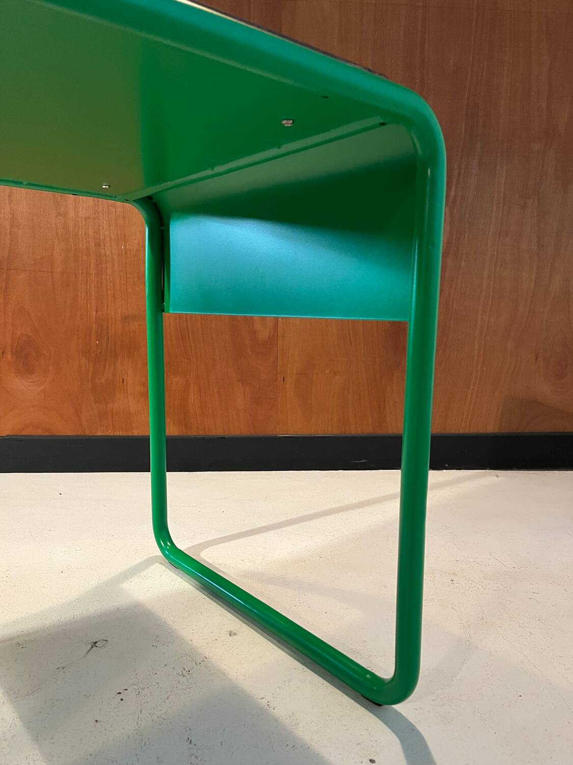 Vintage 1980 desk, in perfect condition.