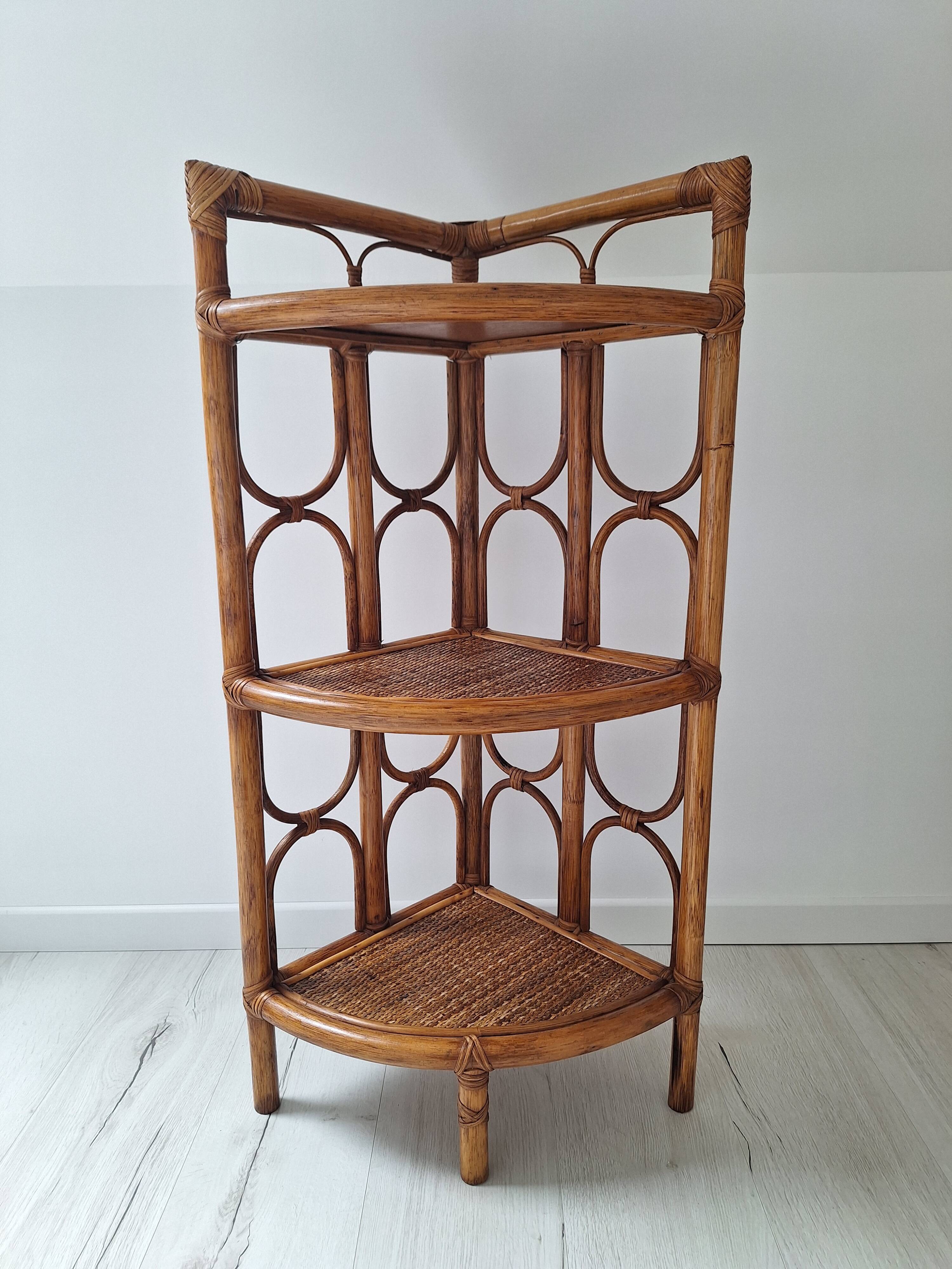 Etagère d'angle en rotin