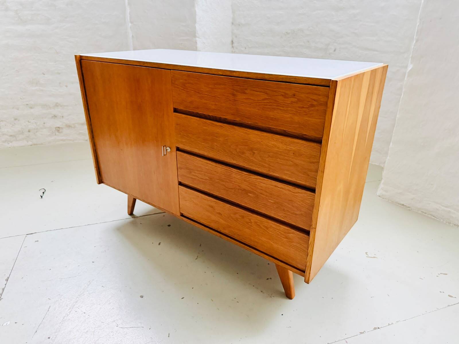 Buffet des années 50, modèle U-458