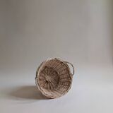 Round wicker basket in light wood