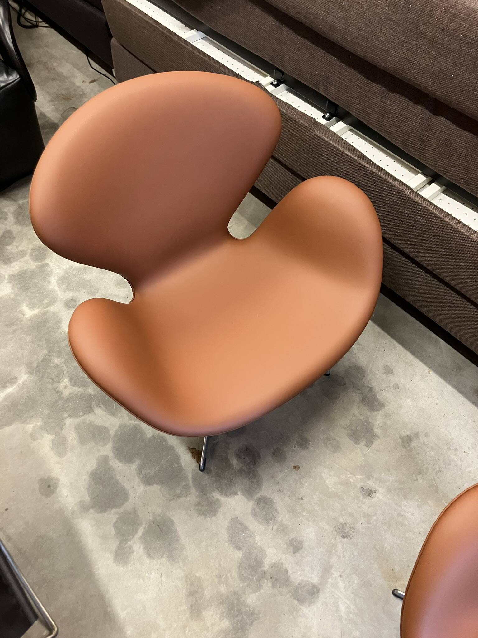 Fritz Hansen Swan chair by Arne Jacobsen in Cognac leather, NEW condition!!