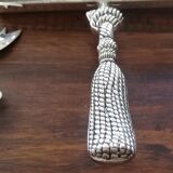 Butter maker together foie gras and cheese and picks up silea crumbs