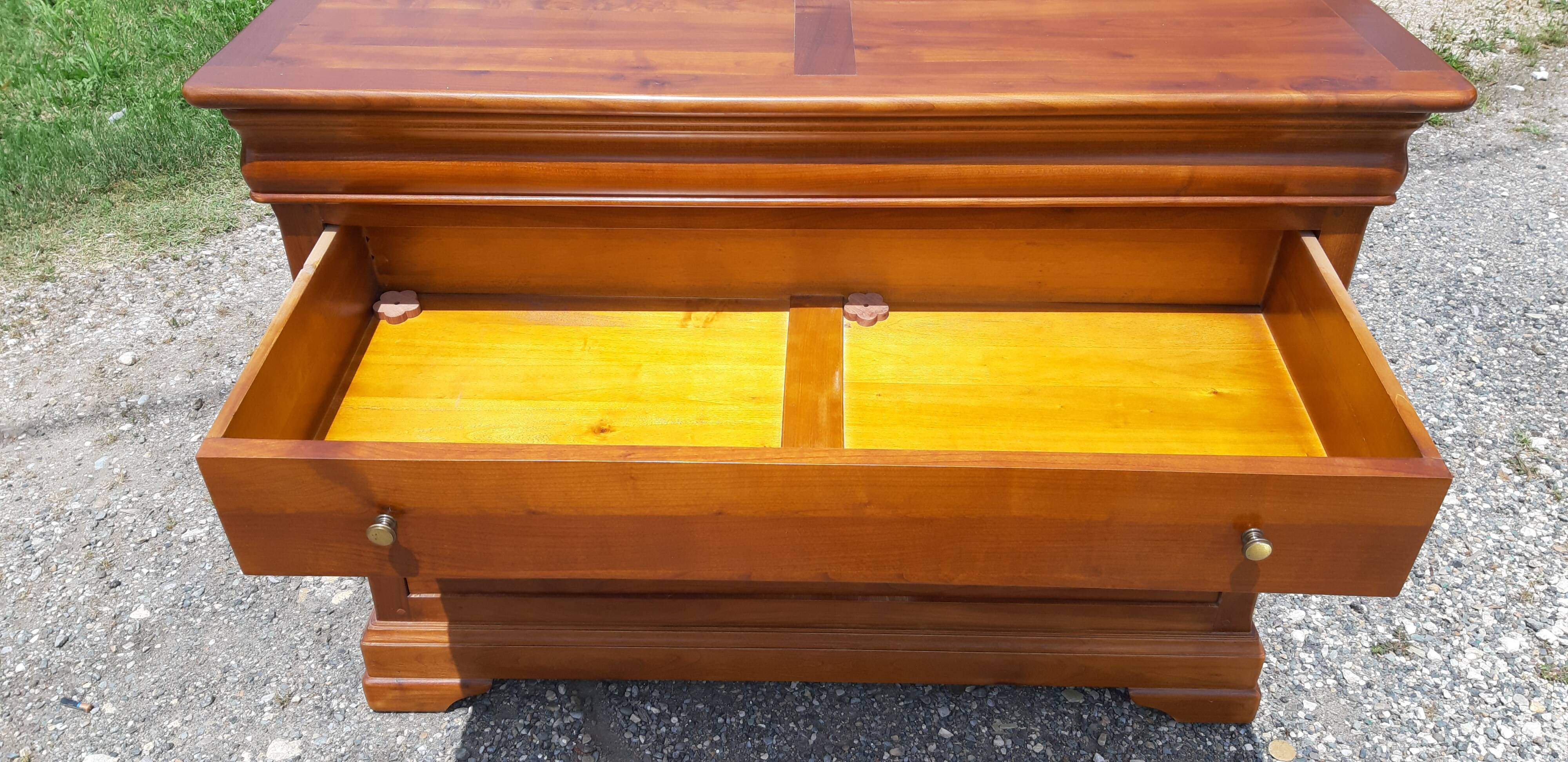 Cherry wood chest of drawers with 4 drawers