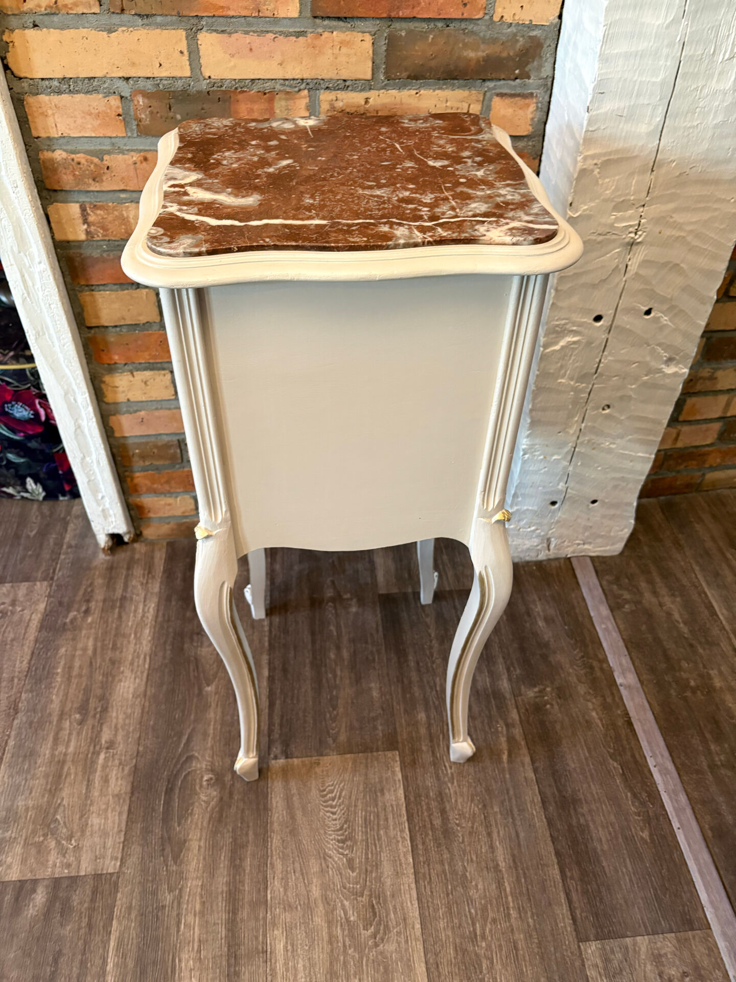 Table de chevet ancienne rénovée – style Louis XV, marbre rouge