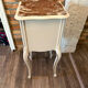 Table de chevet ancienne rénovée – style Louis XV, marbre rouge