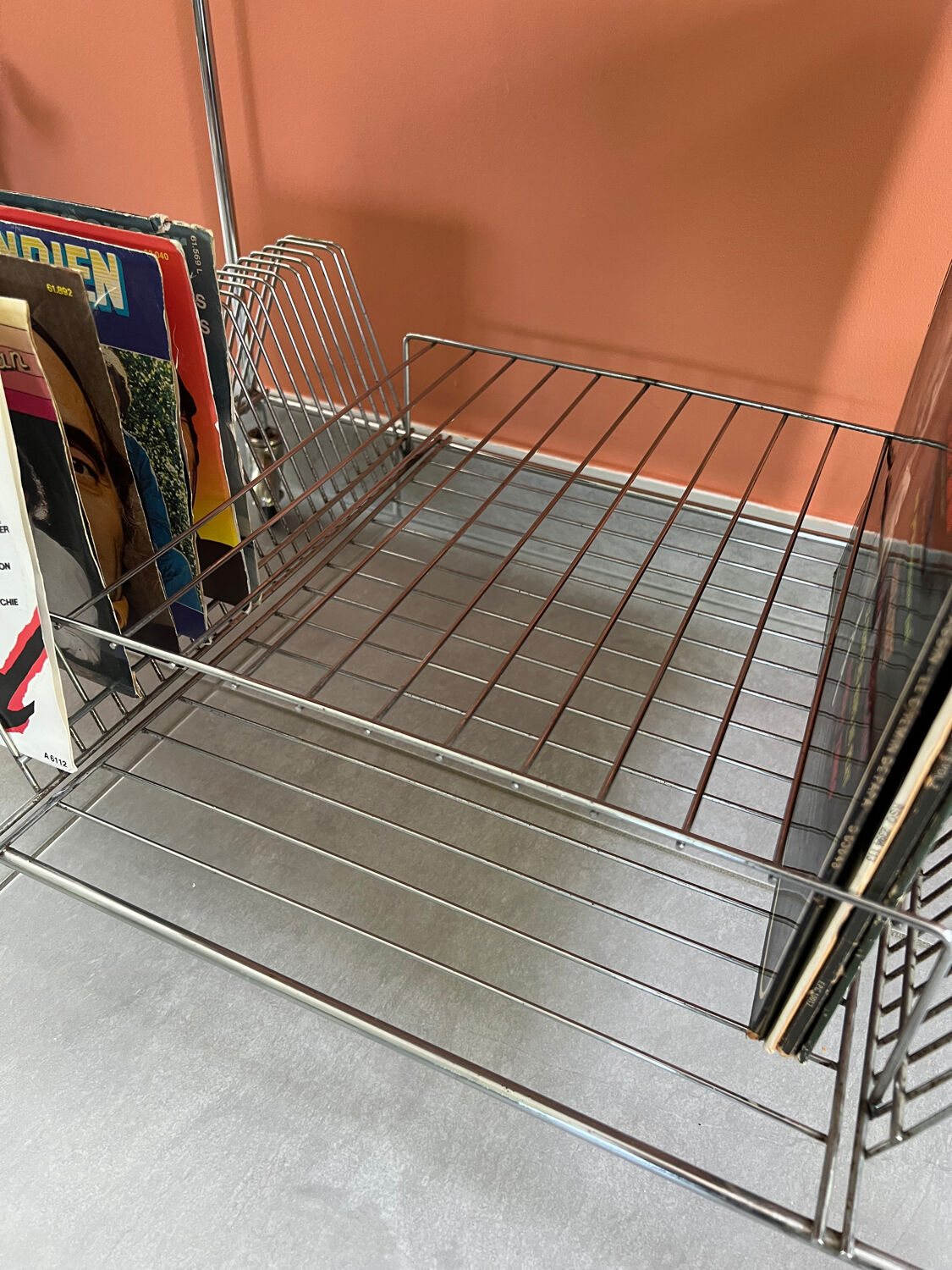 Table for turntable and vinyls