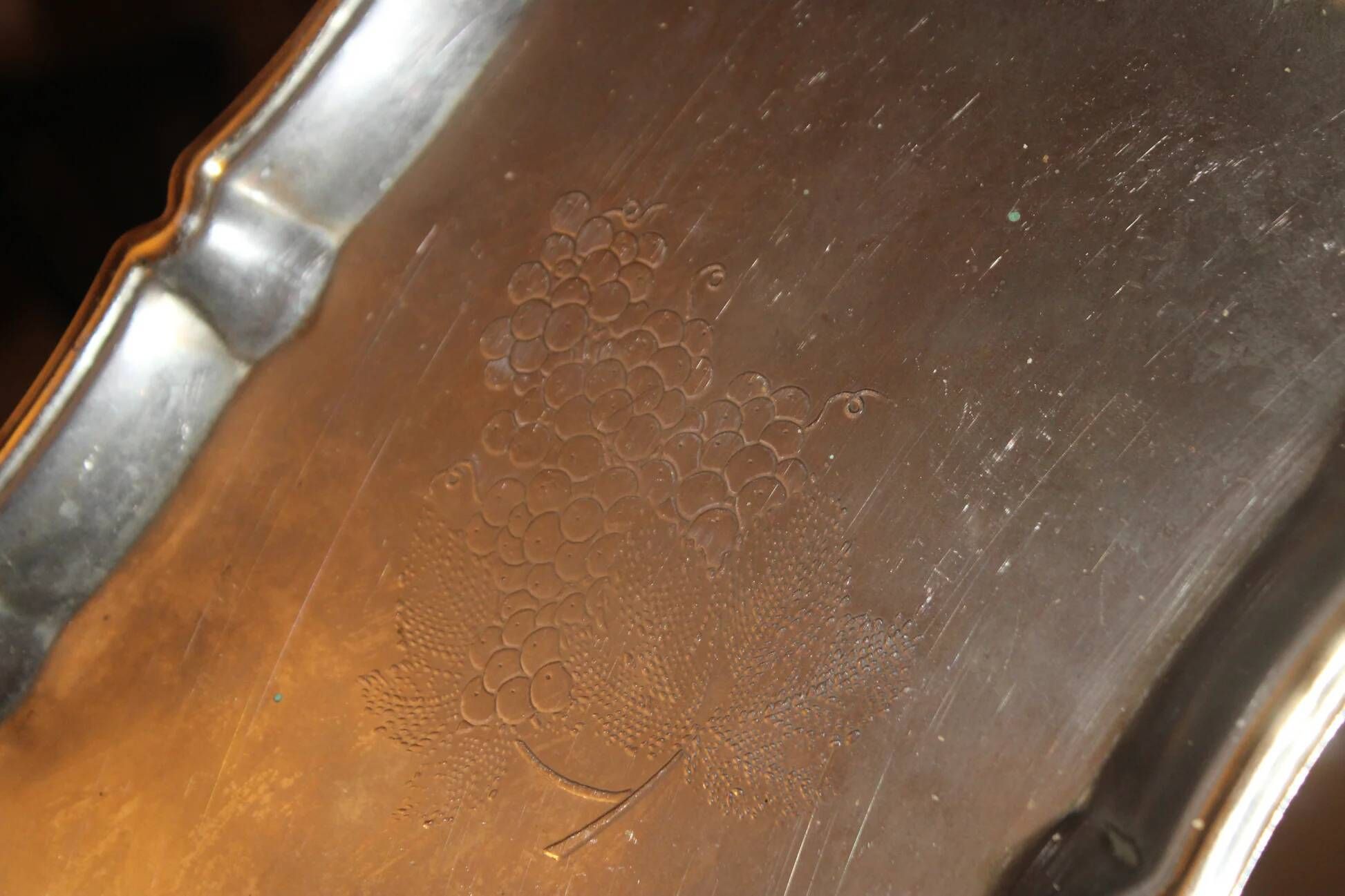Vintage silver and gold metal serving tray – Grape cluster decoration – 36 cm