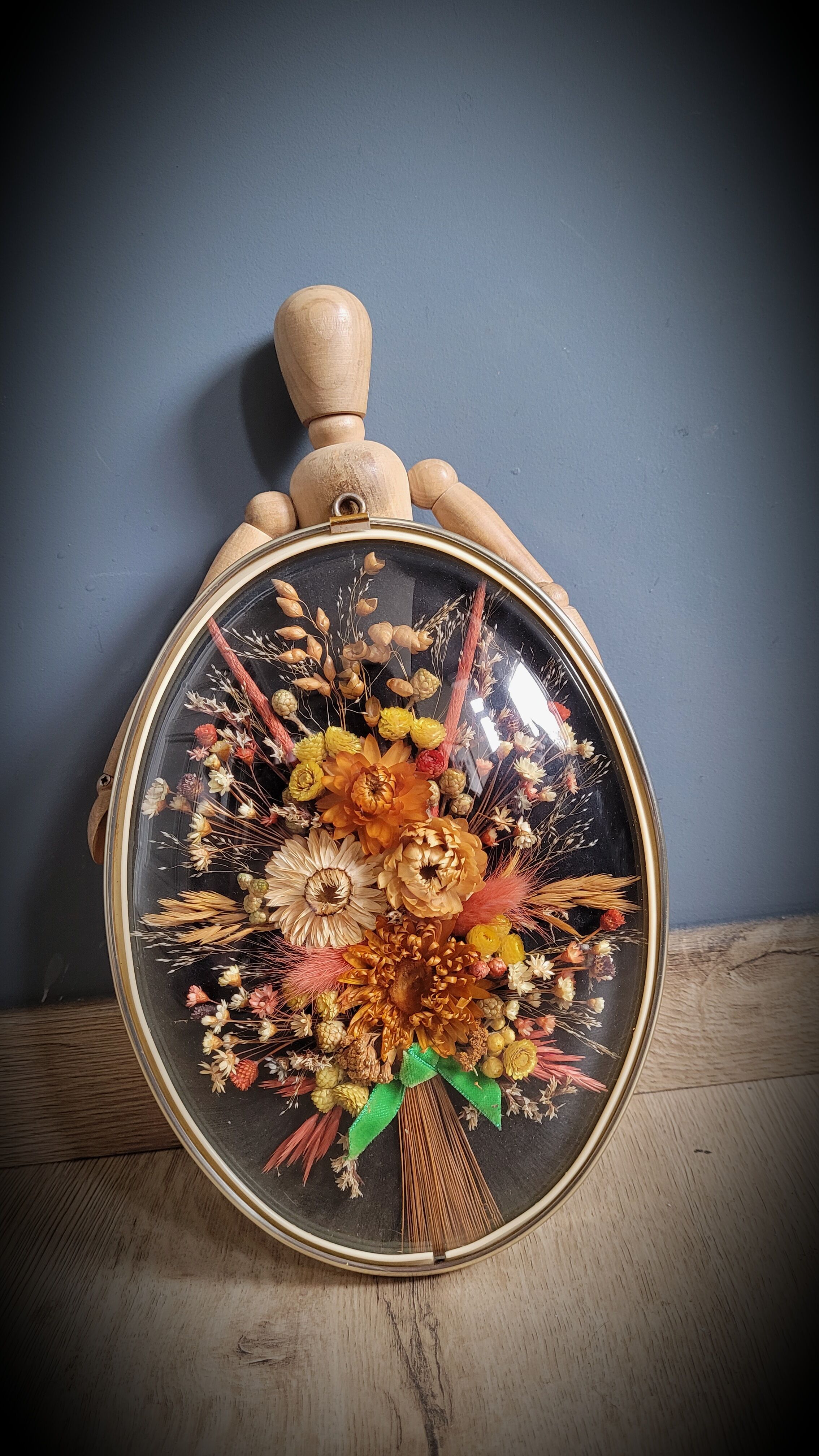 Curved glass flower frame