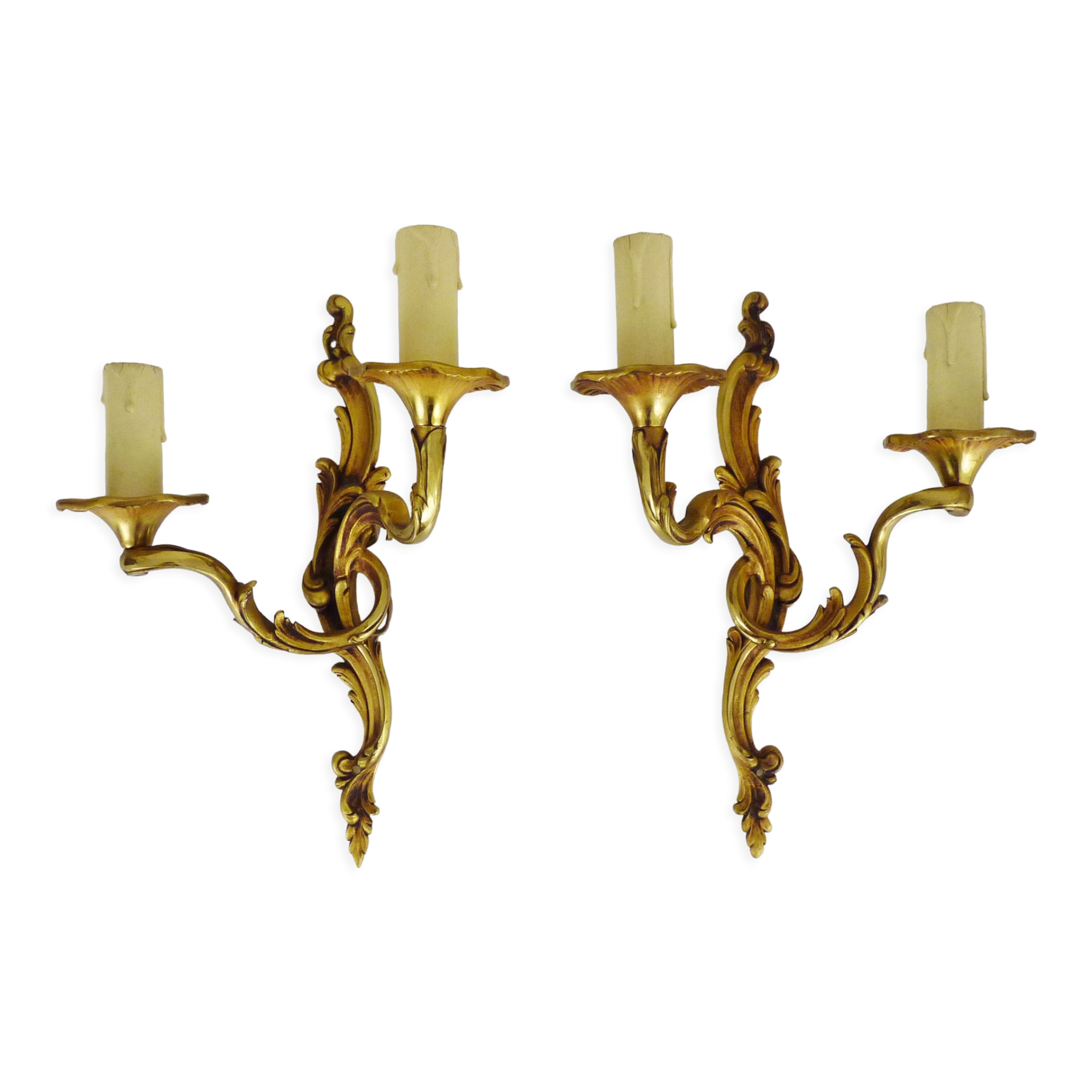 Paire d'appliques murales vintage à double feux en bronze ou laiton, feuille d'acanthes. Année 60