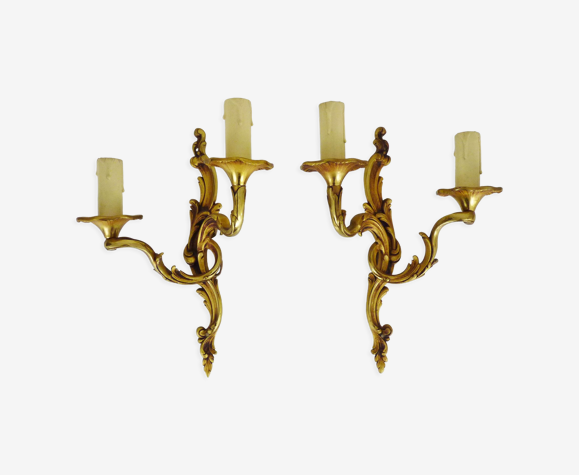 Paire d'appliques murales vintage à double feux en bronze ou laiton, feuille d'acanthes. Année 60