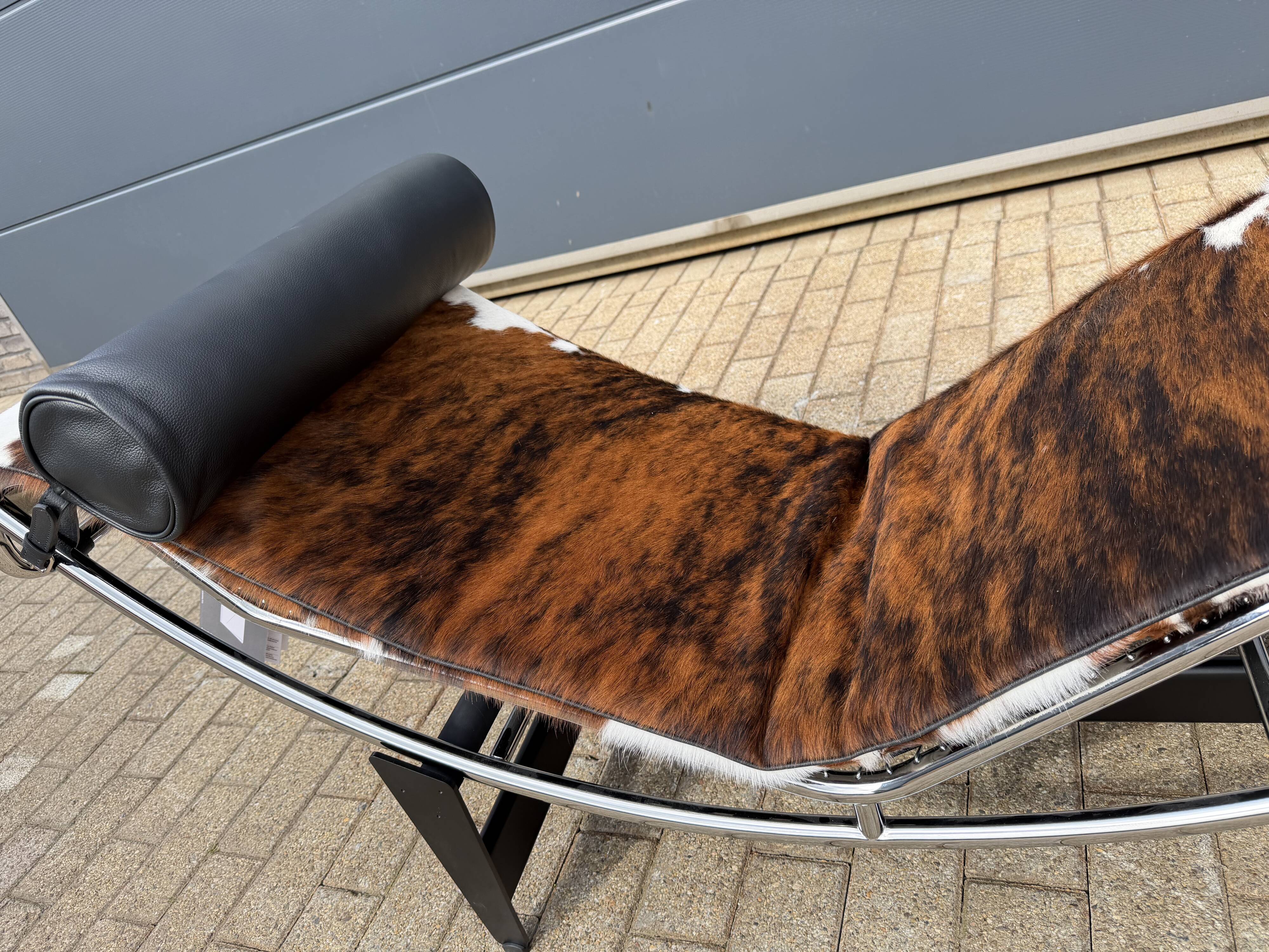 Cassina LC4 Le Corbusier original (signed) in cowhide, in new condition.