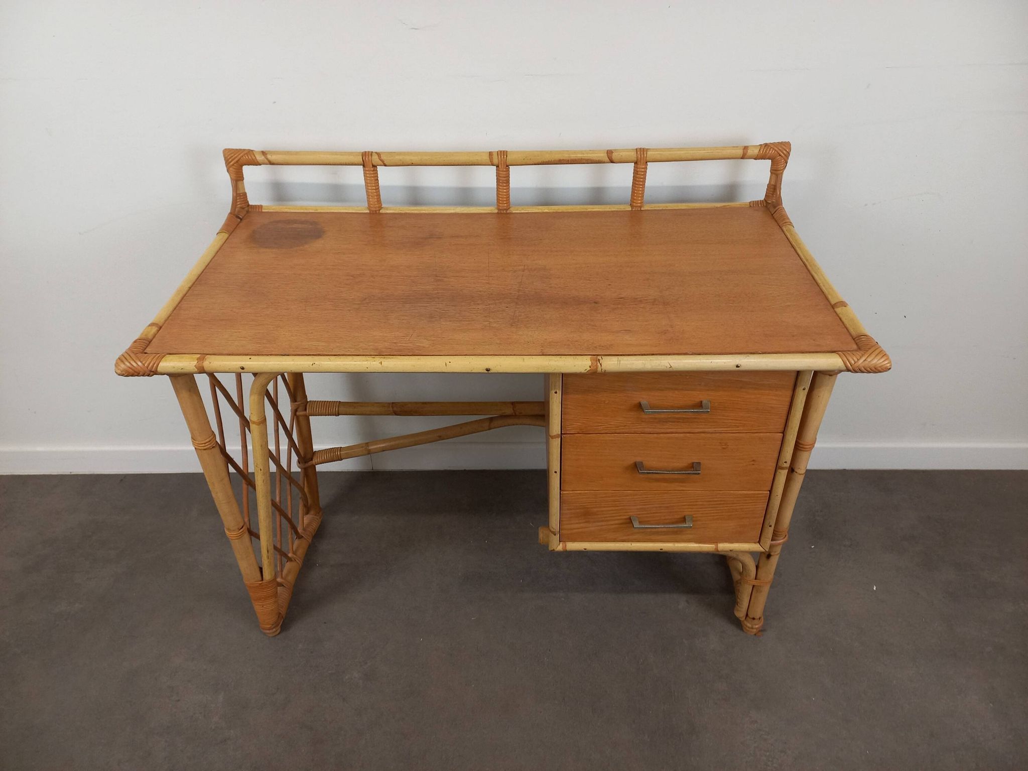 Bureau et sa chaise en rotin