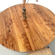 Table ronde moderniste en orme massif, piètement croisé