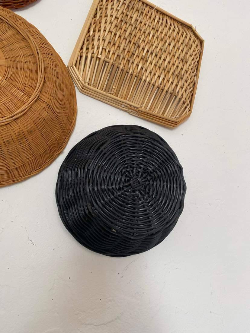 Composition murale de corbeilles et plateaux en osier.