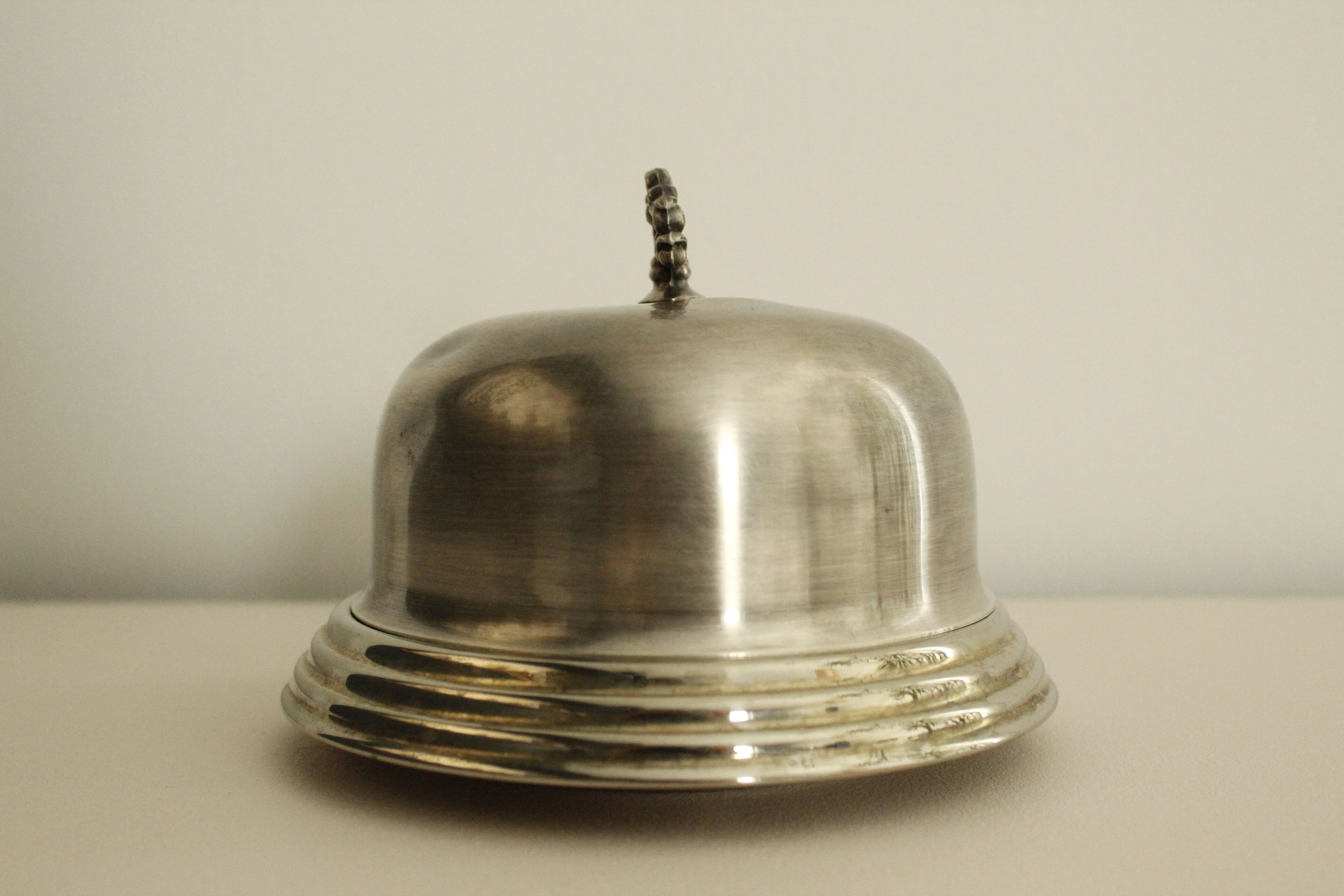 Round butter dish with bell - glass and metal