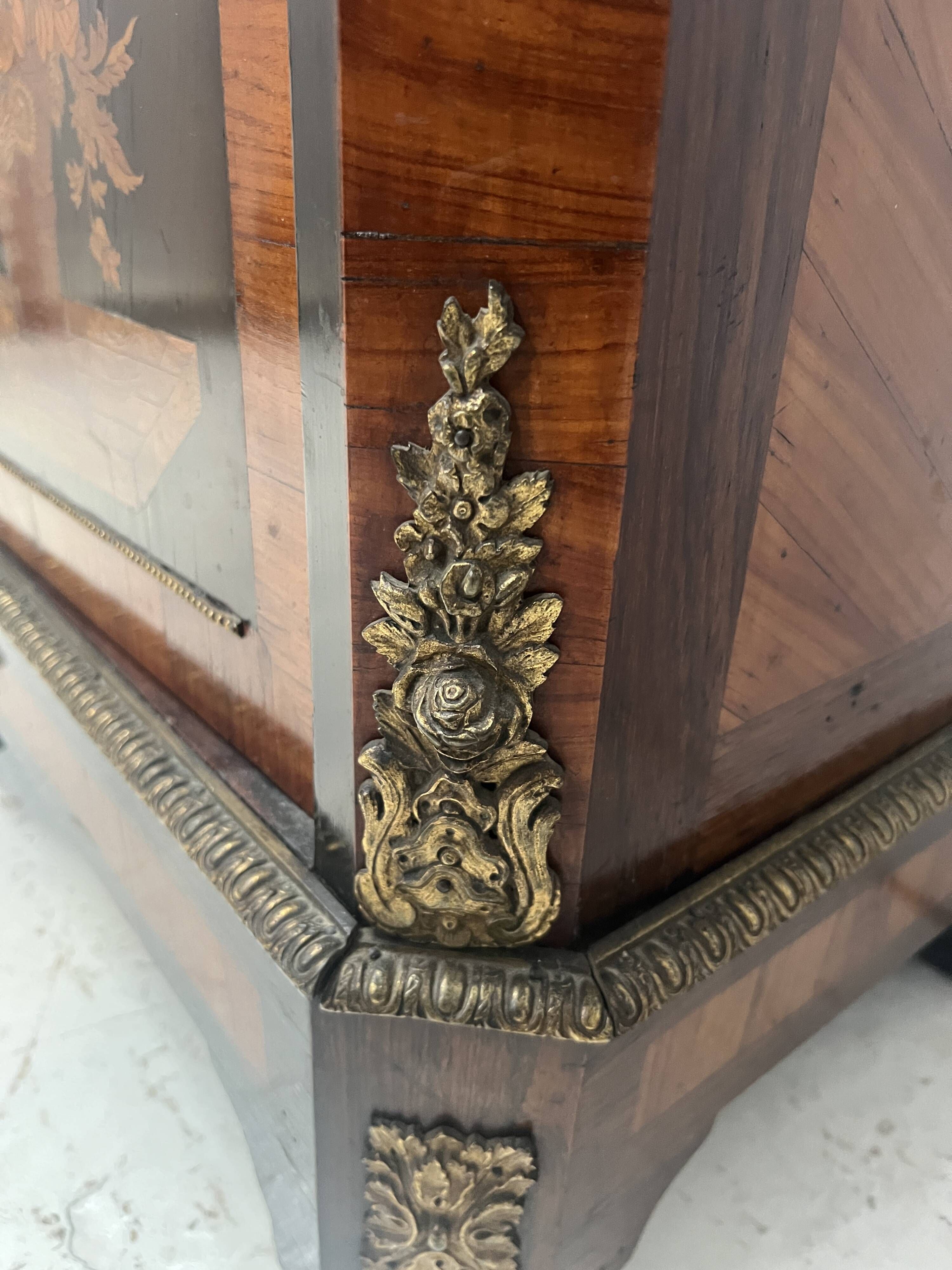 Napoleon III display cabinet in rosewood veneer and marquetry, 19th century.