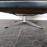 Fauteuil pivotant en skaï noir, années 1960