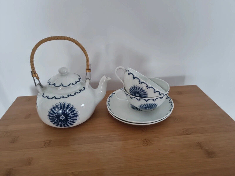Giraud porcelain teapot and cup set