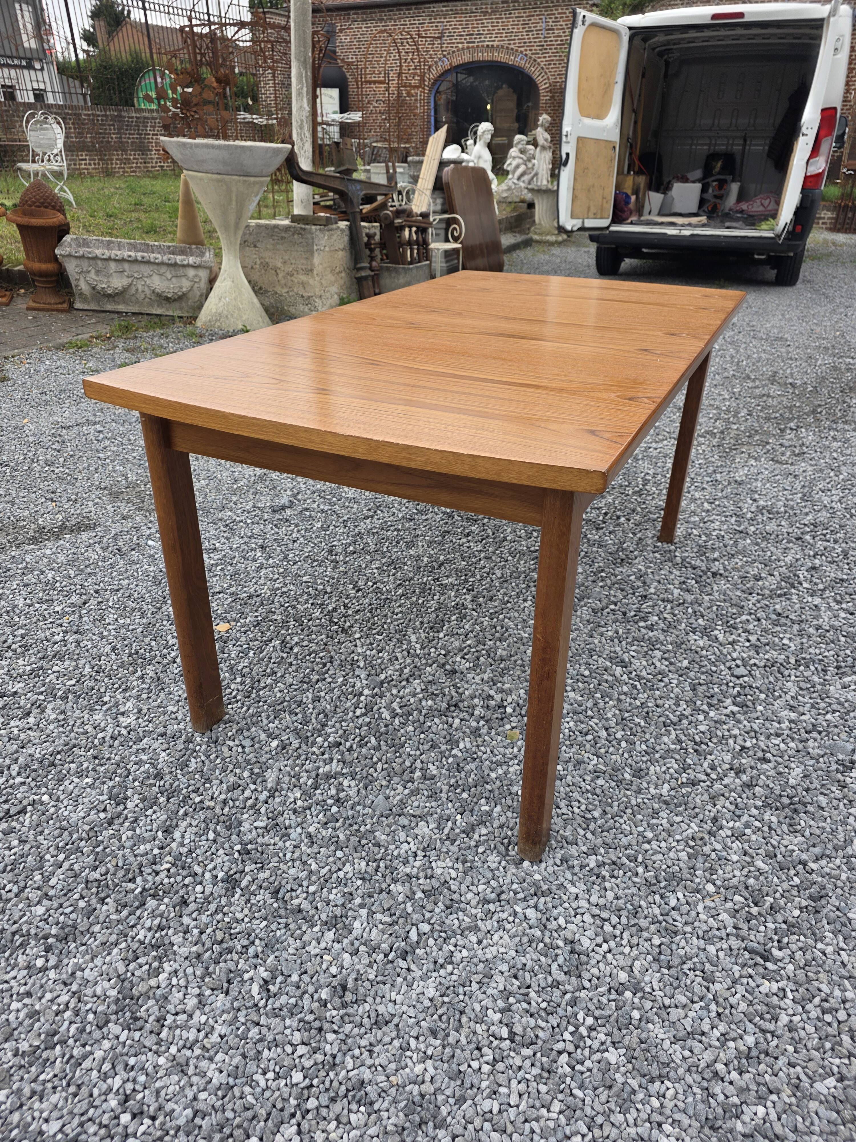Table scandinave extensible en teck des années 60