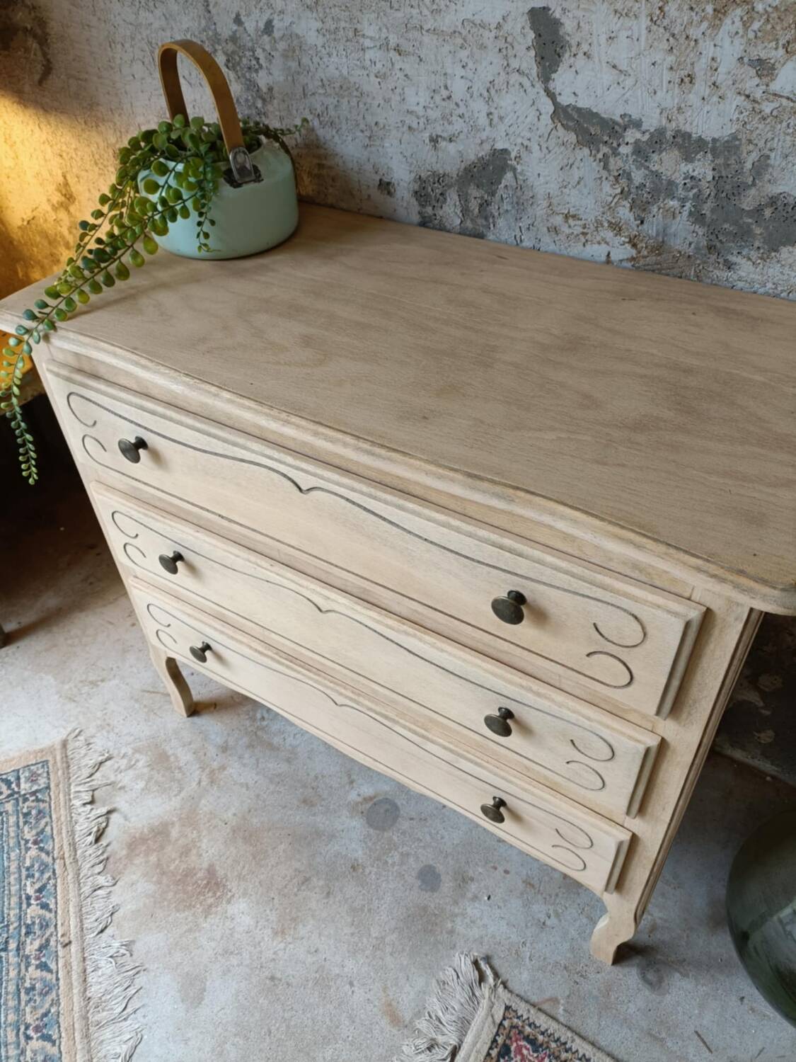 Wooden chest of drawers