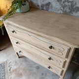 Wooden chest of drawers