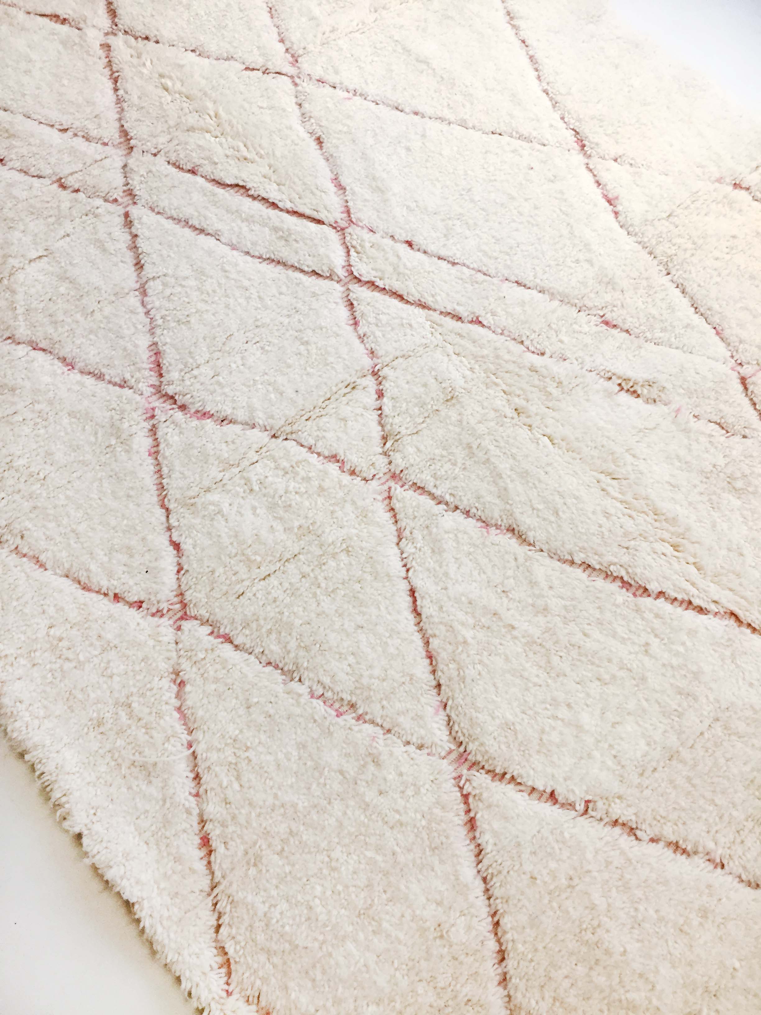 Moroccan berber carpet beni ouarain ecru with pink diamonds engraved 295x200cm