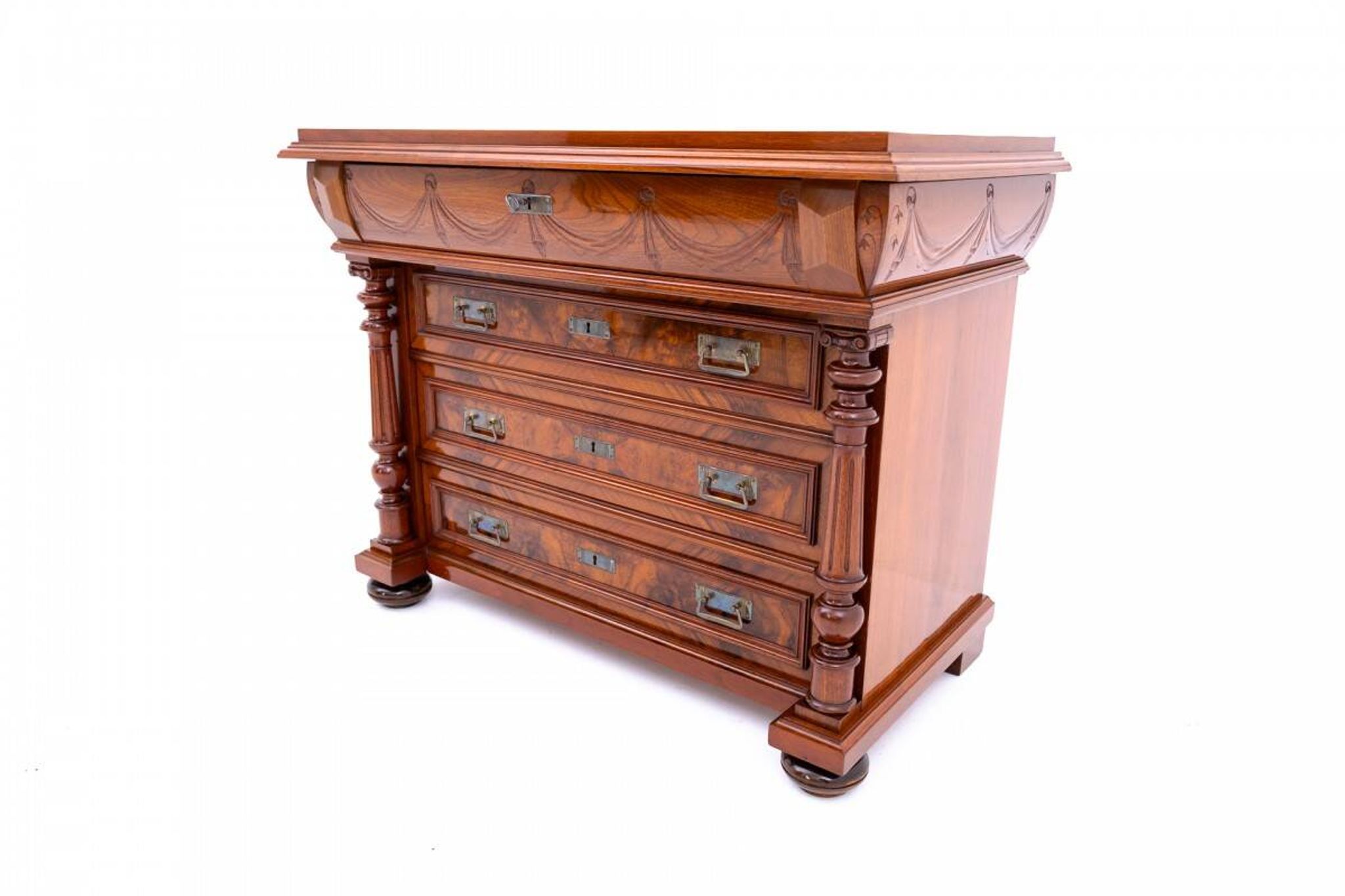 Commode en noyer ancien, Europe du Nord, vers 1900.
