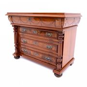 Commode en noyer ancien, Europe du Nord, vers 1900.