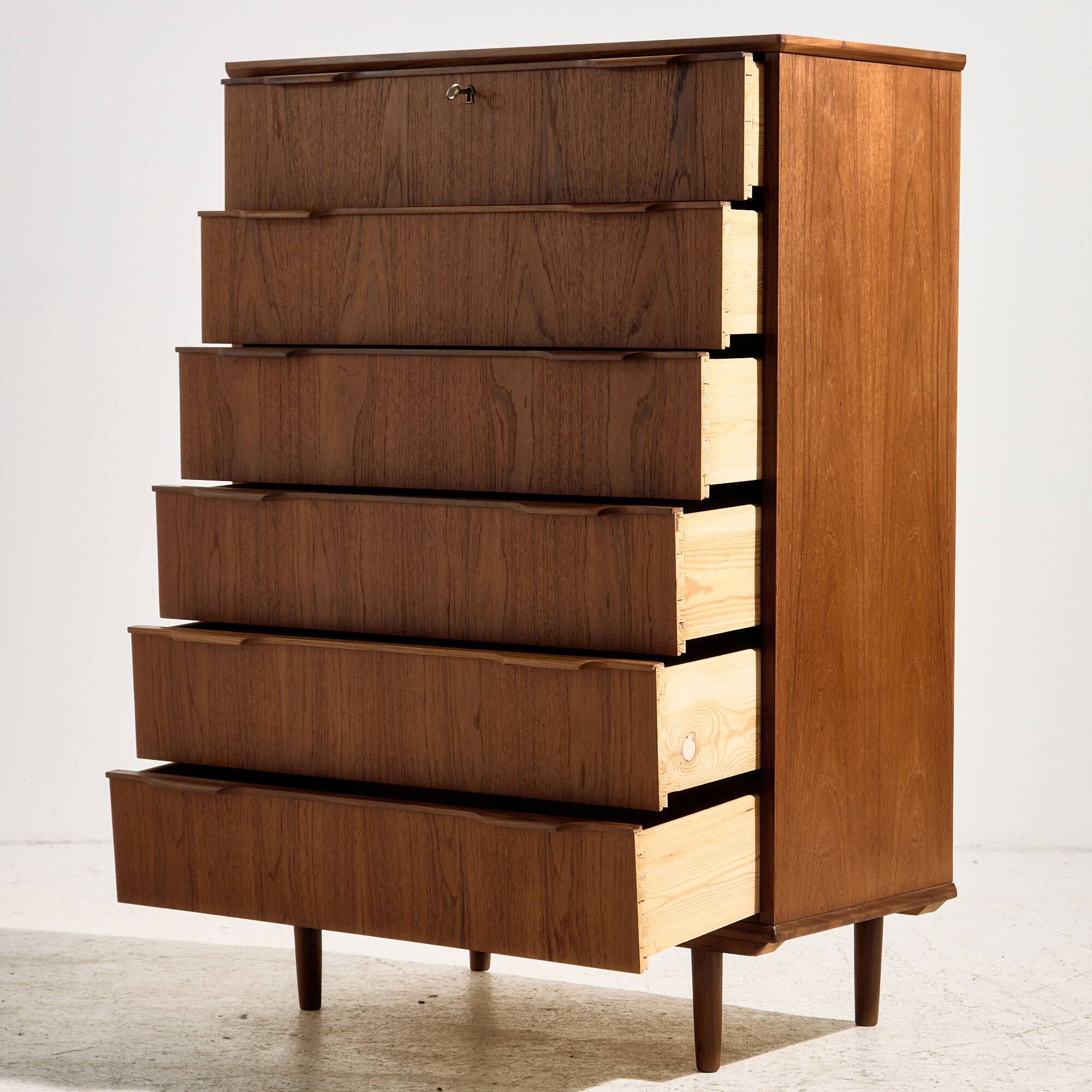 Commode en teck restaurée avec six tiroirs