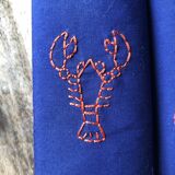 Serviette de table en tissu revalorisé brodée à la main