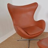 Fauteuil Egg et son repose pied d’Arne  Jacobsen  Edité par Fritz Hansen.