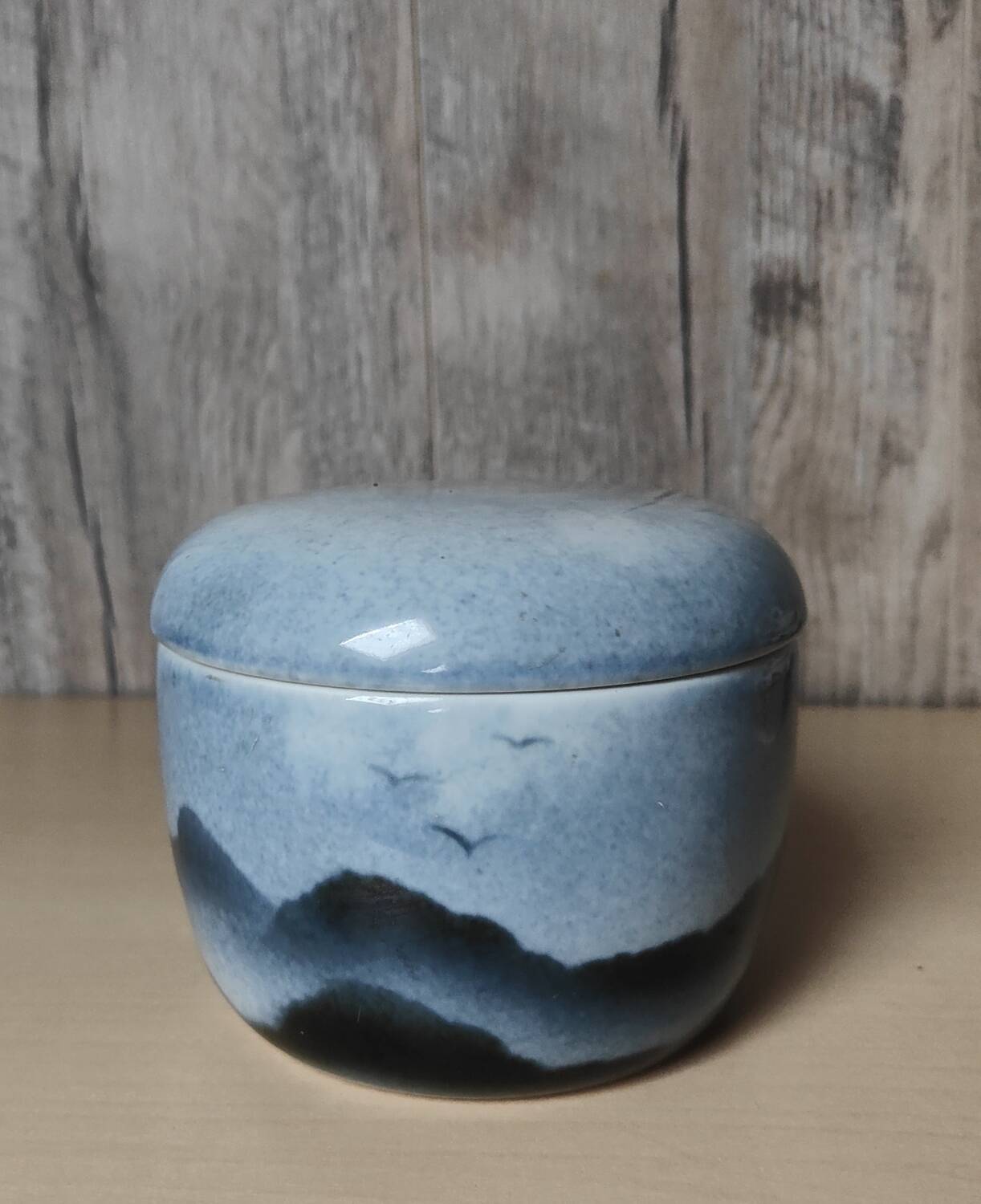Blue covered pot with virebent