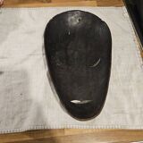 Masque tribal africain suspendu en bois sculpté incrusté de nacre