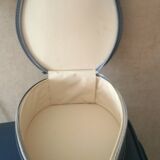 Vintage nesting suitcases called "flight attendant"