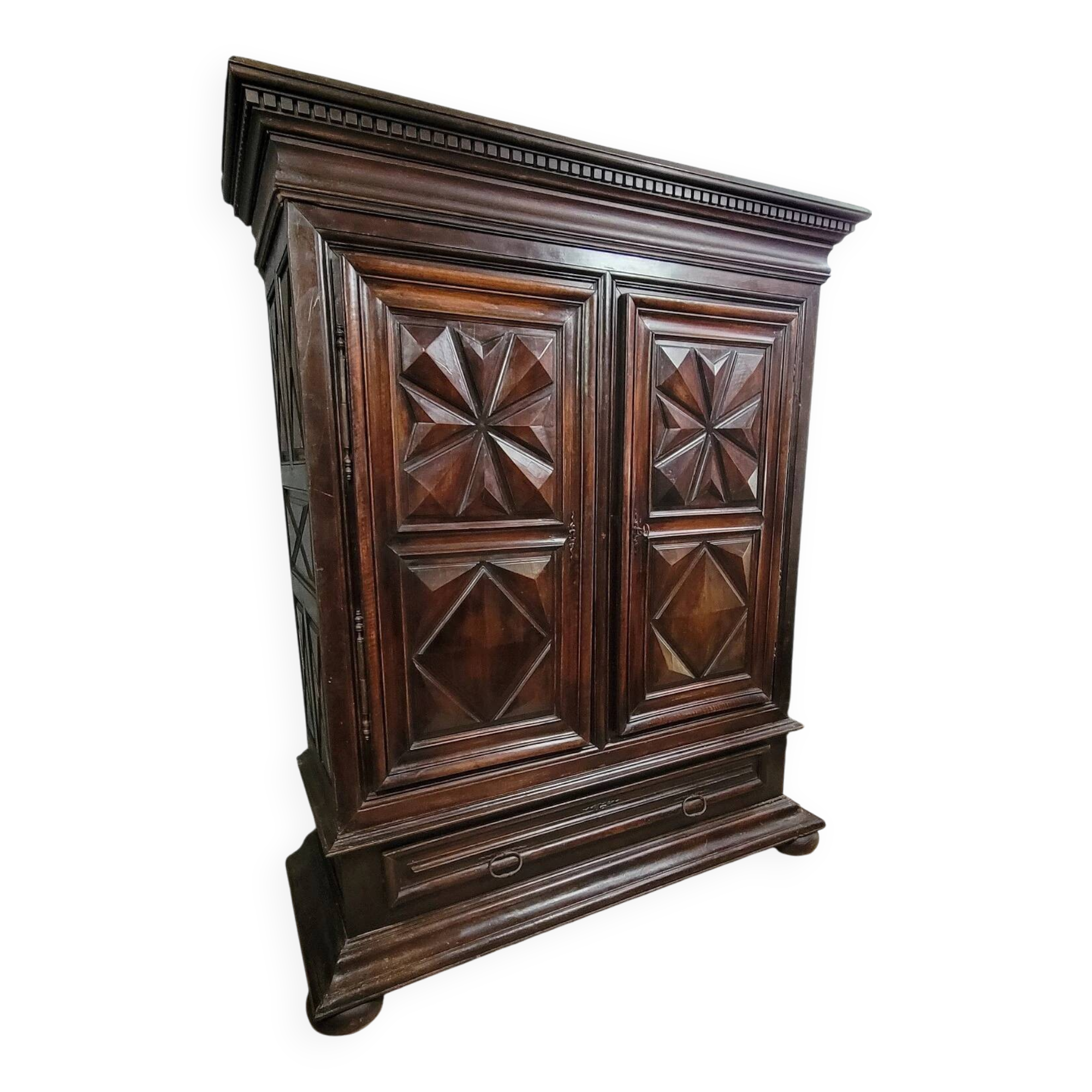 LXIII period cabinet with diamond points in molded walnut / 17th century