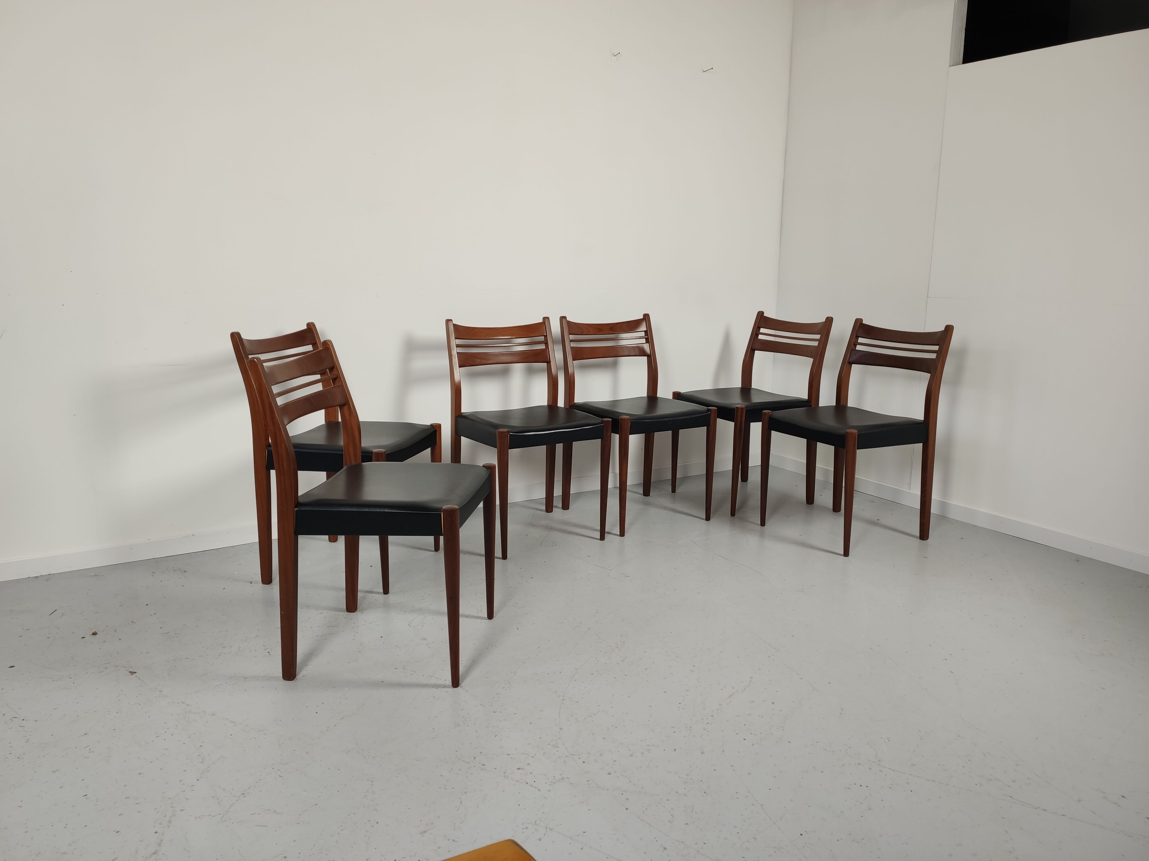 Lot of 6 vintage skai Scandinavian chairs 60s/70s