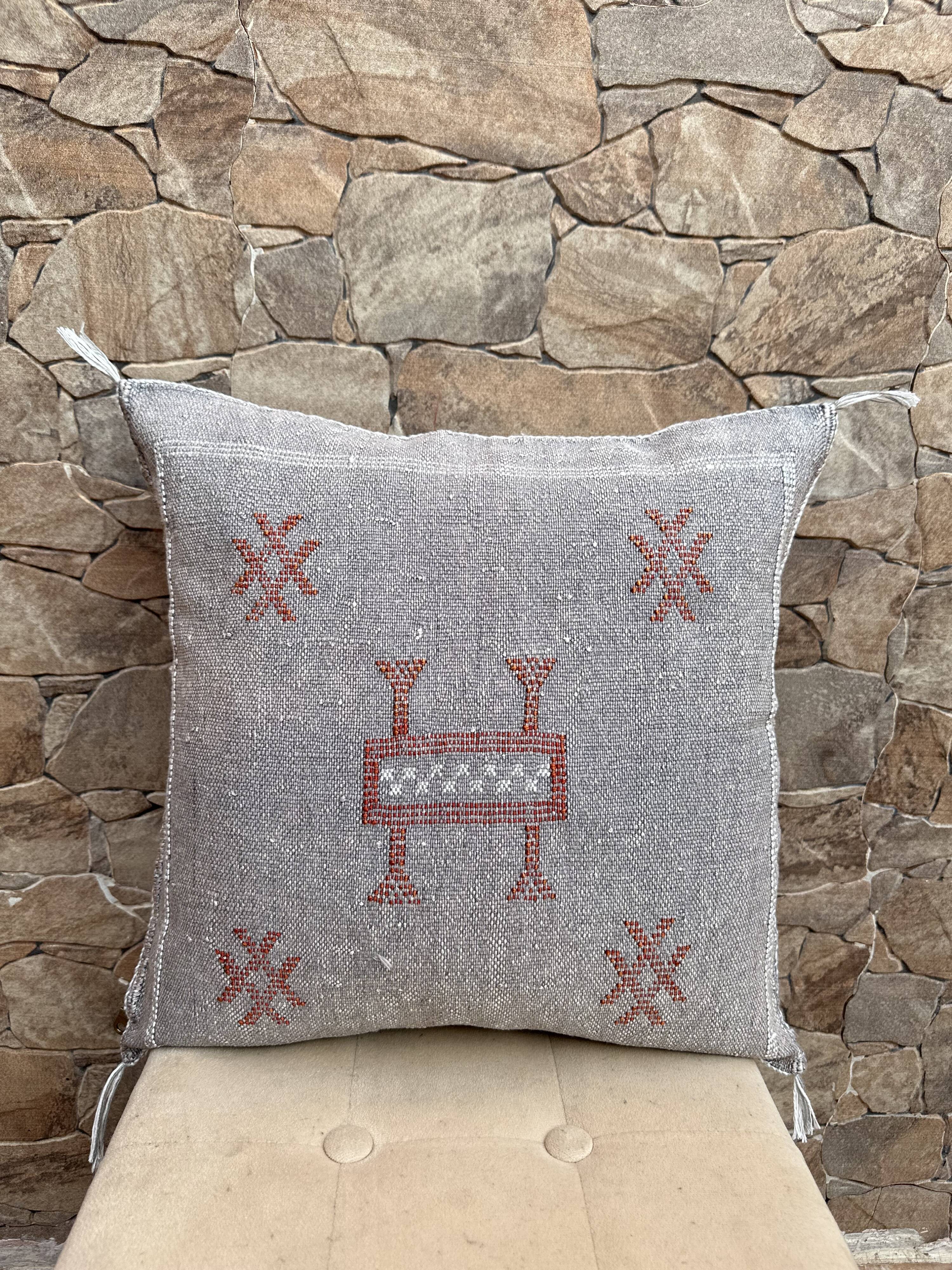 Housse de coussin en soie cactus gris : Coussin marocain tissé à la main