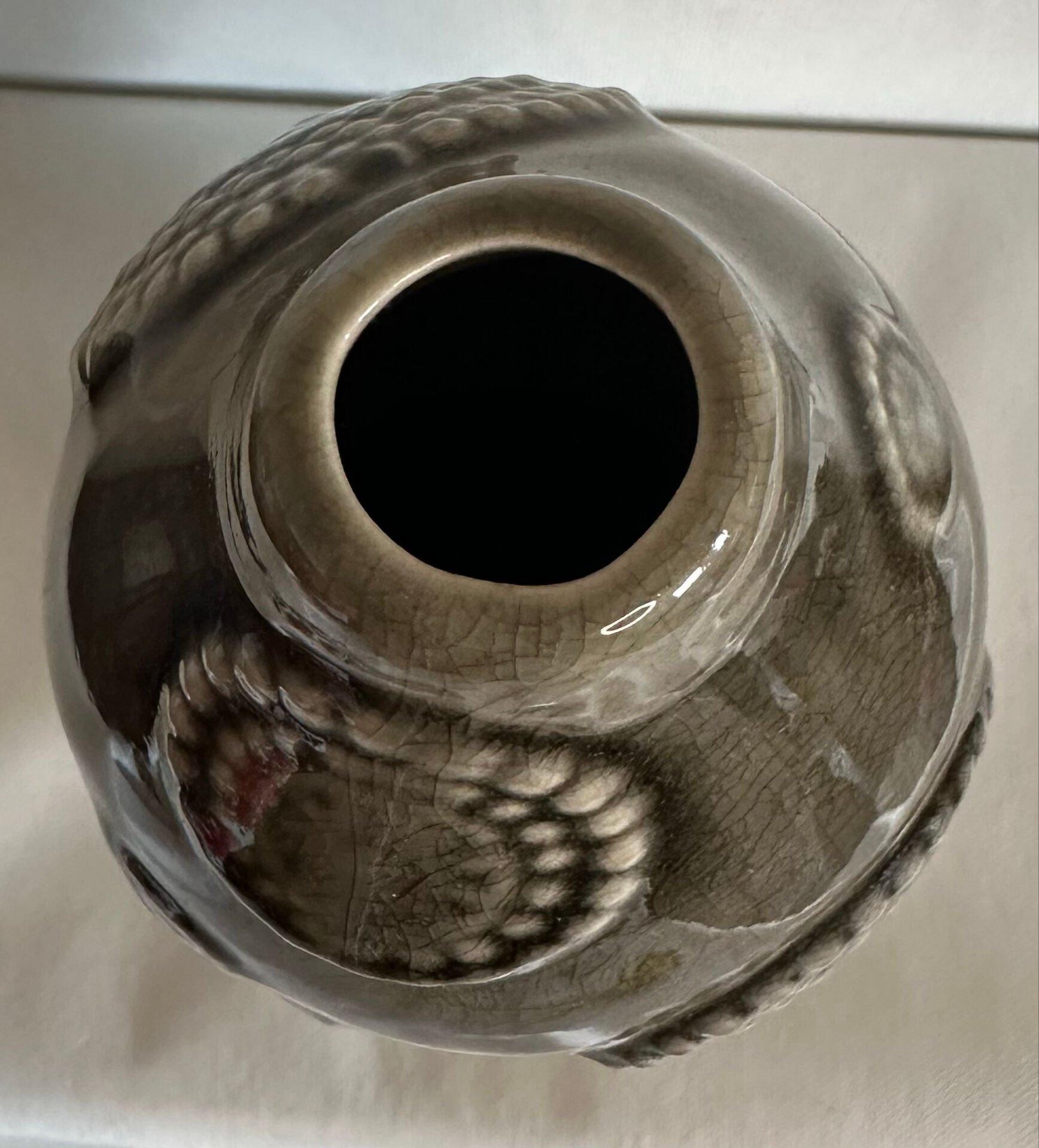 Vase en céramique grise à décor en relief
