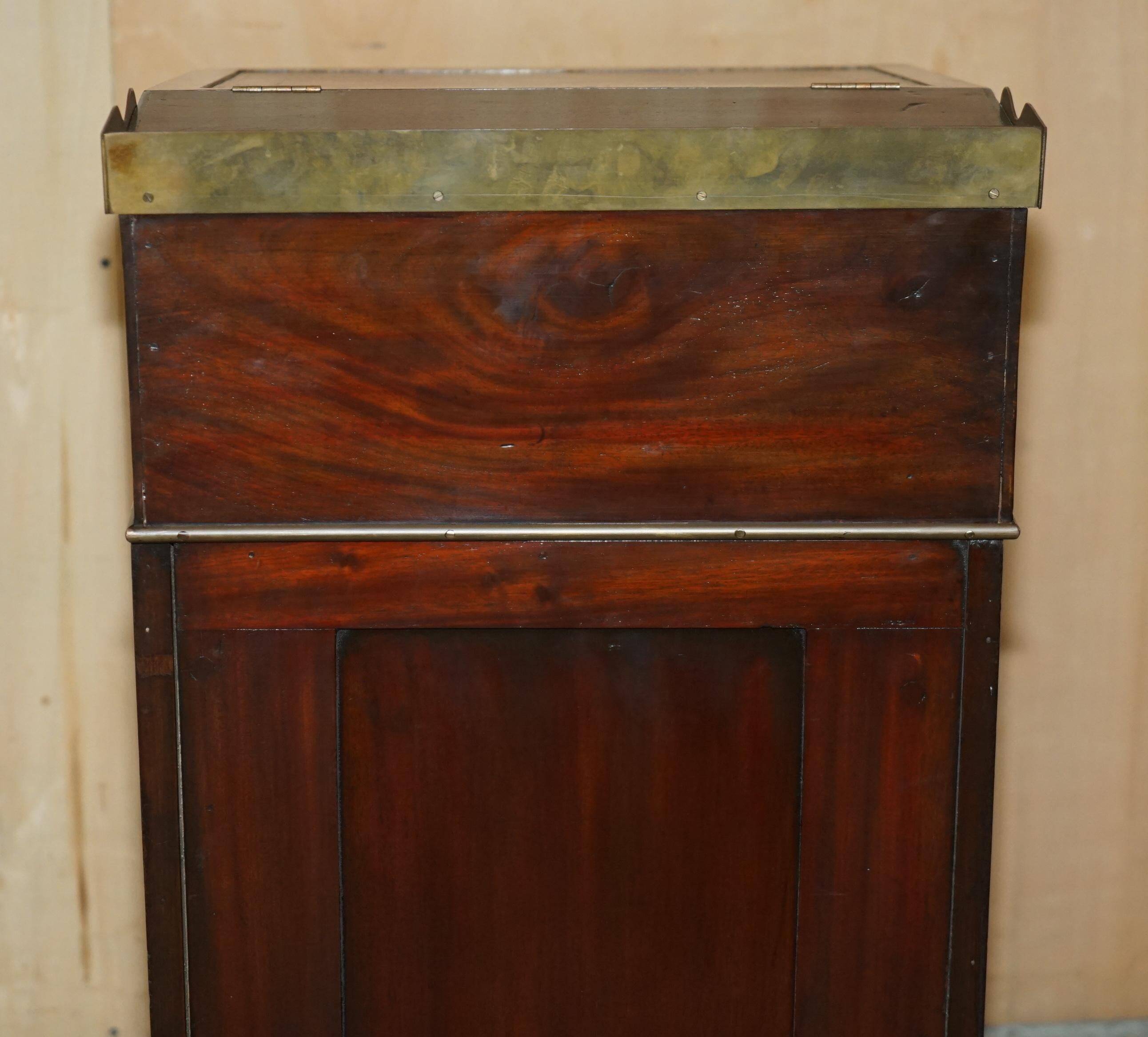 Bureau de campagne Davenport victorien antique en cuir avec galerie en laiton