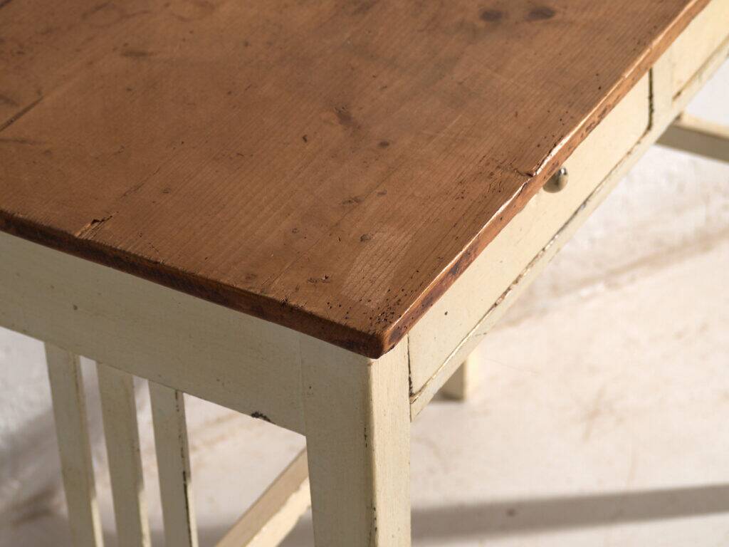 Table ancienne à deux tiroirs en pin – Europe centrale, vers 1910
