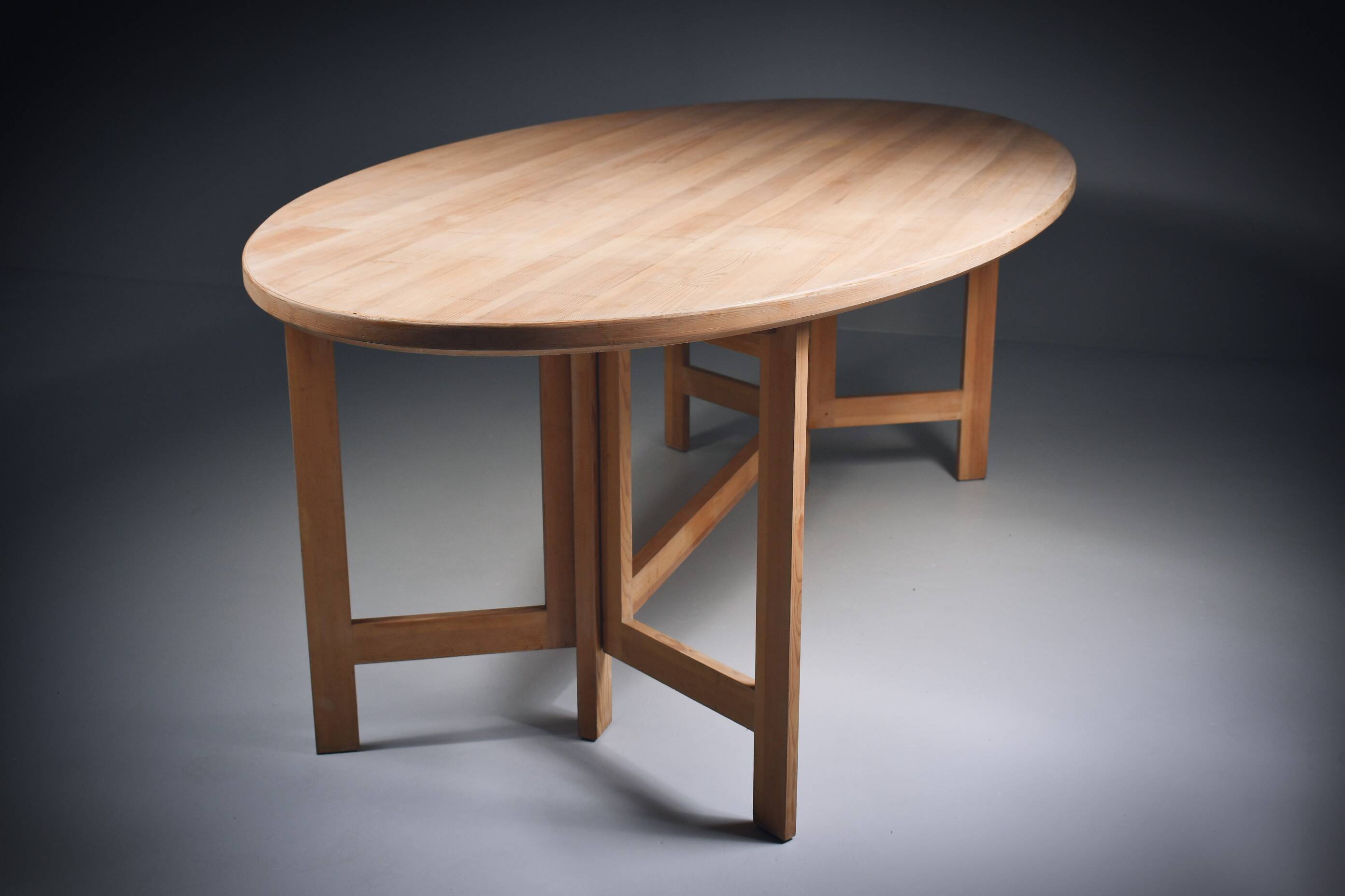 Table à manger en pin cérusé. Ollé Pira. Suède années 1960.