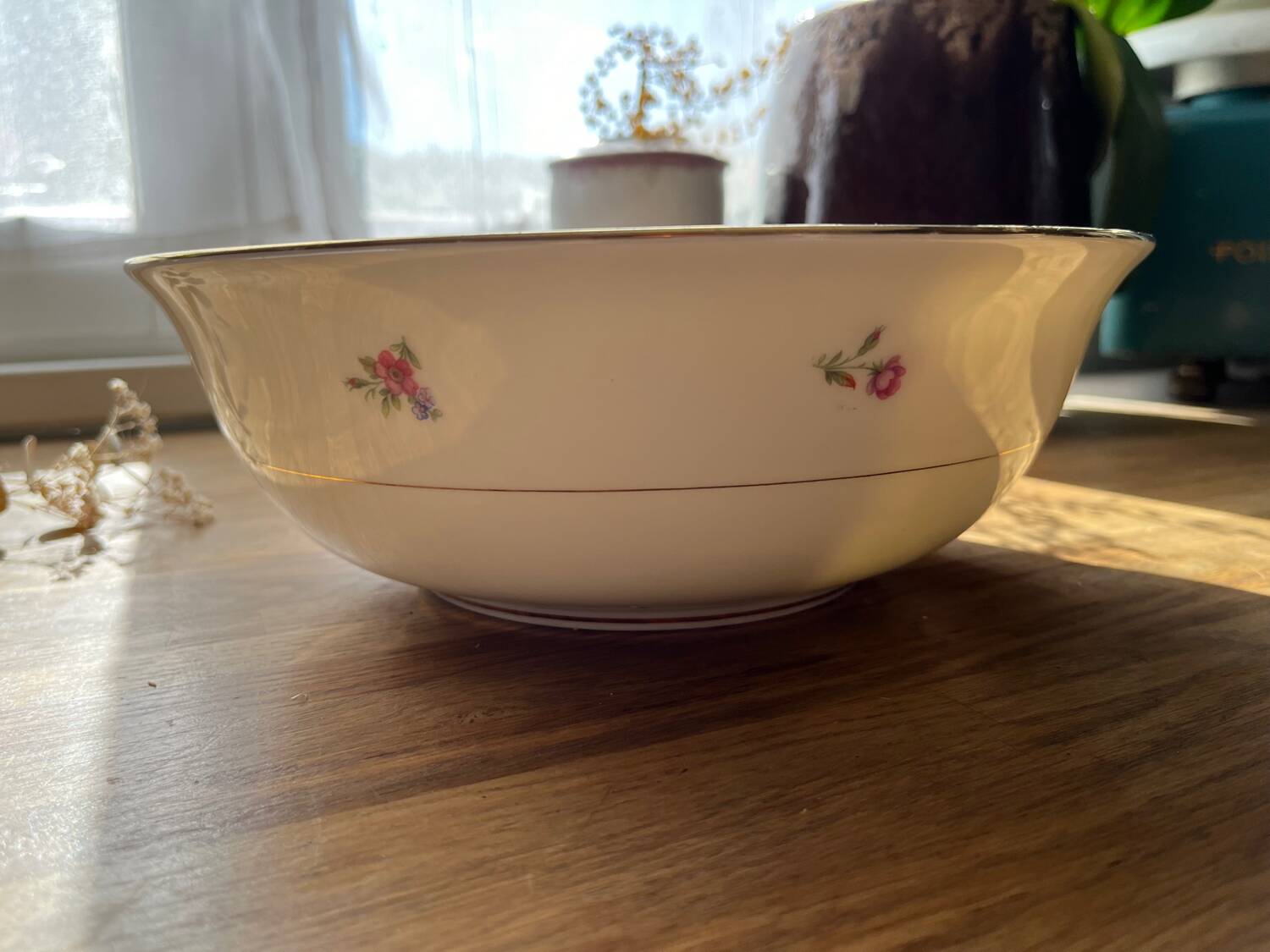 Porcelain salad bowl